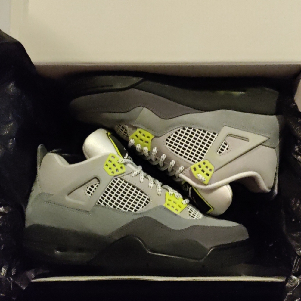 Jordan 4 Retro "Neon 95" SE